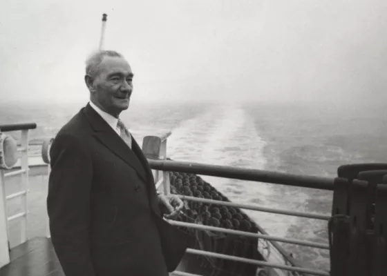 Photographe : Service Presse Océan. Collection Saint-Nazaire Agglomération Tourisme - Écomusée. Fonds François Blancho. Photographie noir et blanc de François Blancho sur le pont arrière du paquebot France (1962) lors de la traversée préparatoire Le Havre-Southampton.