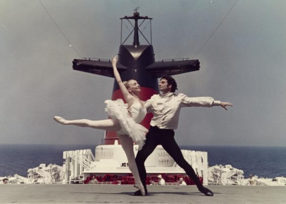 Photographie de la danseuse étoile Simone Courthéoux avec son partenaire sur le pont du paquebot France (1962).