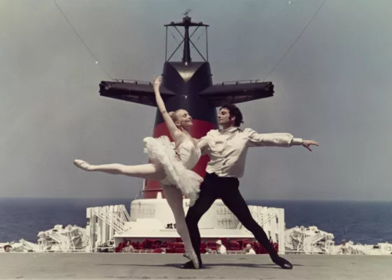 Photographe : inconnu. Collection Saint-Nazaire Agglomération Tourisme - Écomusée. Photographie de la danseuse étoile Simone Courthéoux avec son partenaire sur le pont du paquebot France (1962).