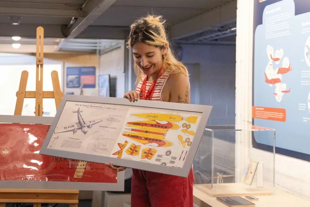 Une médiatrice présente une œuvre lors de la visite-flash "Une industrie qui donne des ailes" à l'Écomusée.