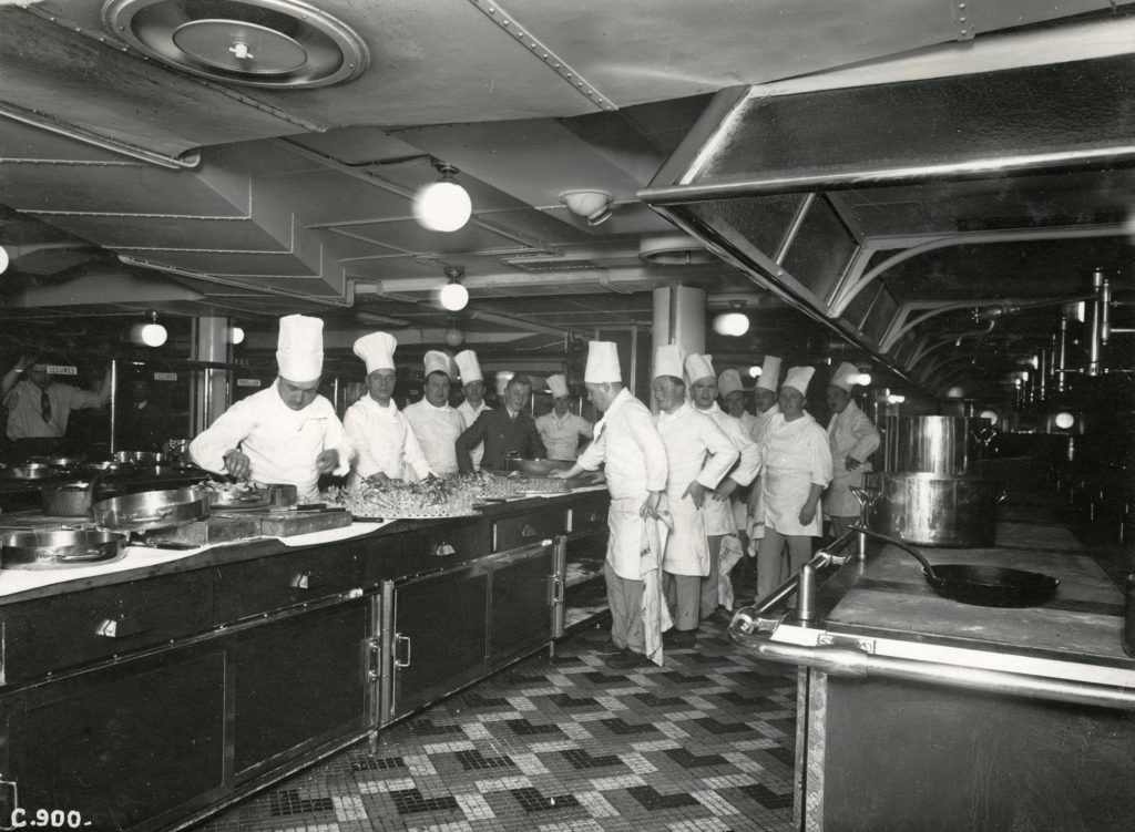 Des cuisiniers sont dans la cuisine principale du paquebot Normandie (1935), en mai 1935.