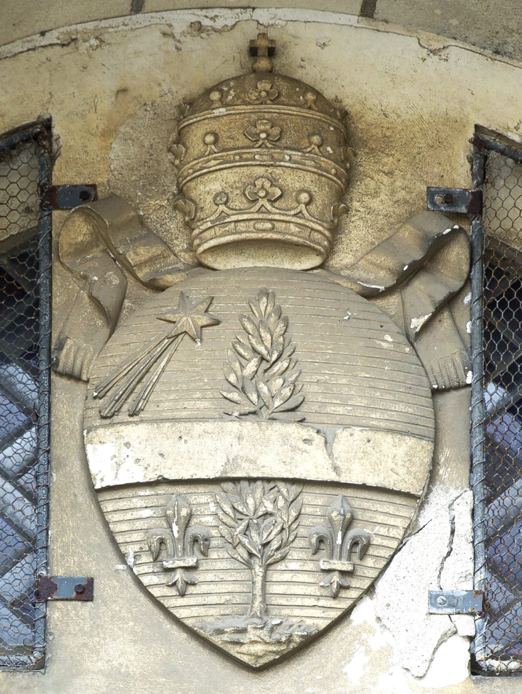 Détail d'un blason surmonté d'une coiffe épiscopale sur un bâtiment nazairien.