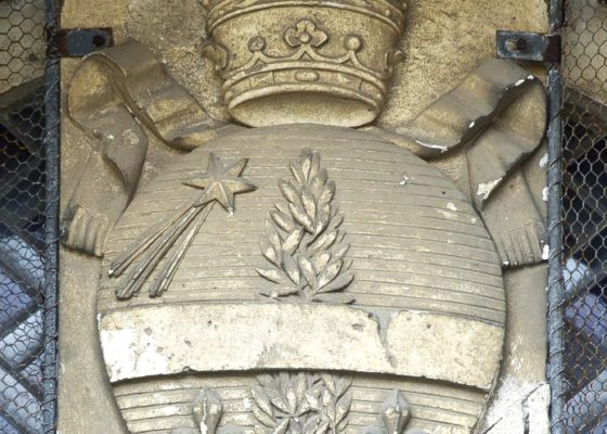 Détail d'un blason surmonté d'une coiffe épiscopale sur un bâtiment nazairien.