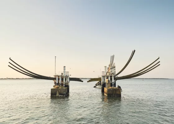 Vue sur le monument commémorant l'abolition de l'esclavage au soleil levant.