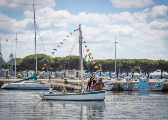 La bateau à voile "Va pas trop vite" en navigation sur le bassin de Saint-Nazaire avec des visiteurs à son bord.