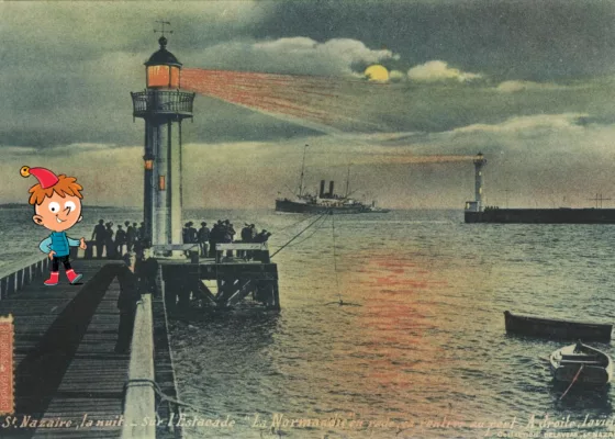 Carte postale illustrée représentant l'une des estacades de l'entrée est et le vieux môle de nuit, au loin un paquebot s'avance alors que le feu de l'estacade projette une lumière orangée sur la mer. Le personnage de Tom le Lutin a été ajouté.