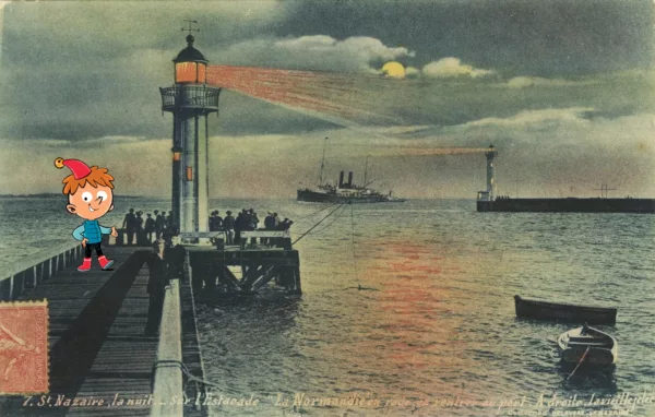 Carte postale illustrée représentant l'une des estacades de l'entrée est et le vieux môle de nuit, au loin un paquebot s'avance alors que le feu de l'estacade projette une lumière orangée sur la mer. Le personnage de Tom le Lutin a été ajouté.