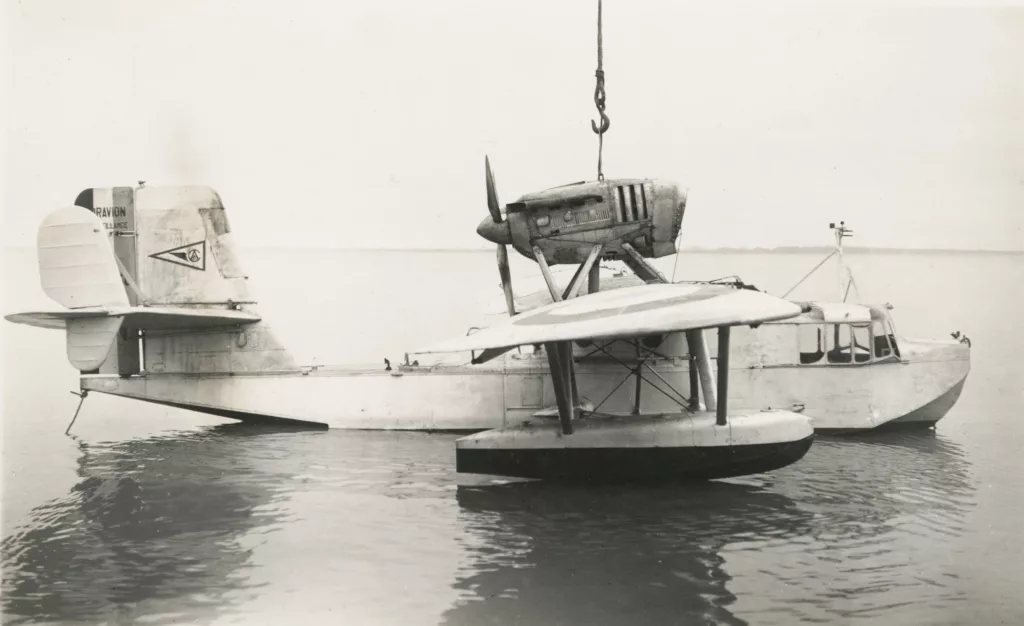 Photographie d'archives d'un prototype d'hydravion Loire 130 suspendu à un câble et posé dans l'estuaire de Saint-Nazaire.