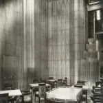 Un angle de la salle à manger première classe du paquebot Normandie (1935) dont les murs sont recouverts de dalles de verre moulé, conçues par le maître-verrier Auguste Labouret.