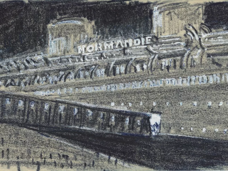 Dessinateur : Auguste Labouret. Collection Saint-Nazaire Agglomération Tourisme - Écomusée. Dessin au pastel noir, réalisé par Auguste Labouret, représentant le paquebot Normandie (1935) dans une ambiance nocturne. L'artiste souligne avec des rehauts blancs les lumières et les parties éclairées du navire. Au centre, entre deux cheminées se détache le nom illuminé du navire. Au premier plan, la passerelle d'embarquement fait le lien entre la terre et les ponts inférieurs du navire.