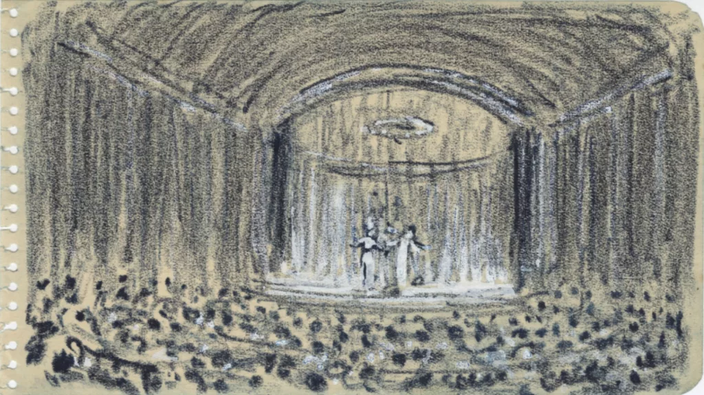 Des passagers assistent assis à un événement dans la salle de spectacle du paquebot Normandie (1935). Au premier-plan se trouvent les rangées en demi-cercles occupées par les spectateurs. Dans le fond se détache la scène, soulignée par des rehauts blancs, sur laquelle se trouvent deux artistes.