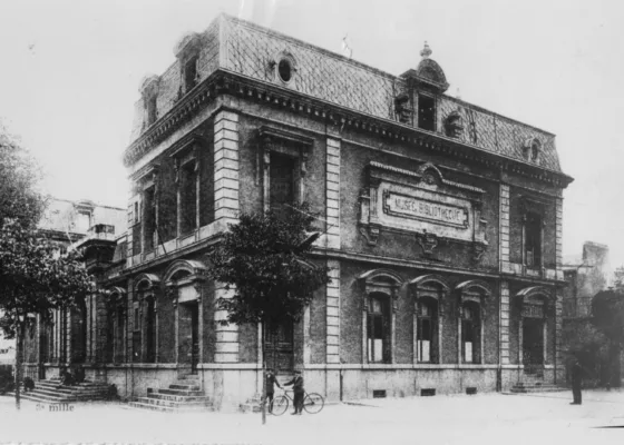 Photographie en noir et blanc du musée-bibliothèque vers 1908. Sur le pan droit du bâtiment, l'entrée de la Chambre de Commerce de Saint-Nazaire.