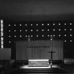 Photographie noir et blanc de l'intérieur de l'église Sainte-Anne.