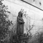 Photographie noir et blanc de la statue de Sainte-Anne des Bretons.