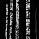 Photographie noir et blanc des vitraux de l'église Sainte-Anne.