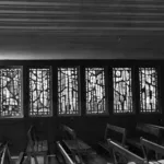 Photographie noir et blanc des vitraux de l'église Sainte-Anne.