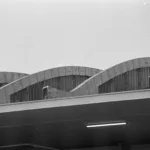Photographie noir et blanc du toit des halles centrales de Saint-Nazaire vu de l'extérieur.