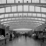 Photographie noir et blanc de l'allée principale des halles centrales de Saint-Nazaire.