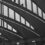 Photographie noir et blanc du toit des halles centrales de Saint-Nazaire vu de l'intérieur.