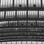 Photographie noir et blanc du toit des halles centrales de Saint-Nazaire vu de l'intérieur.