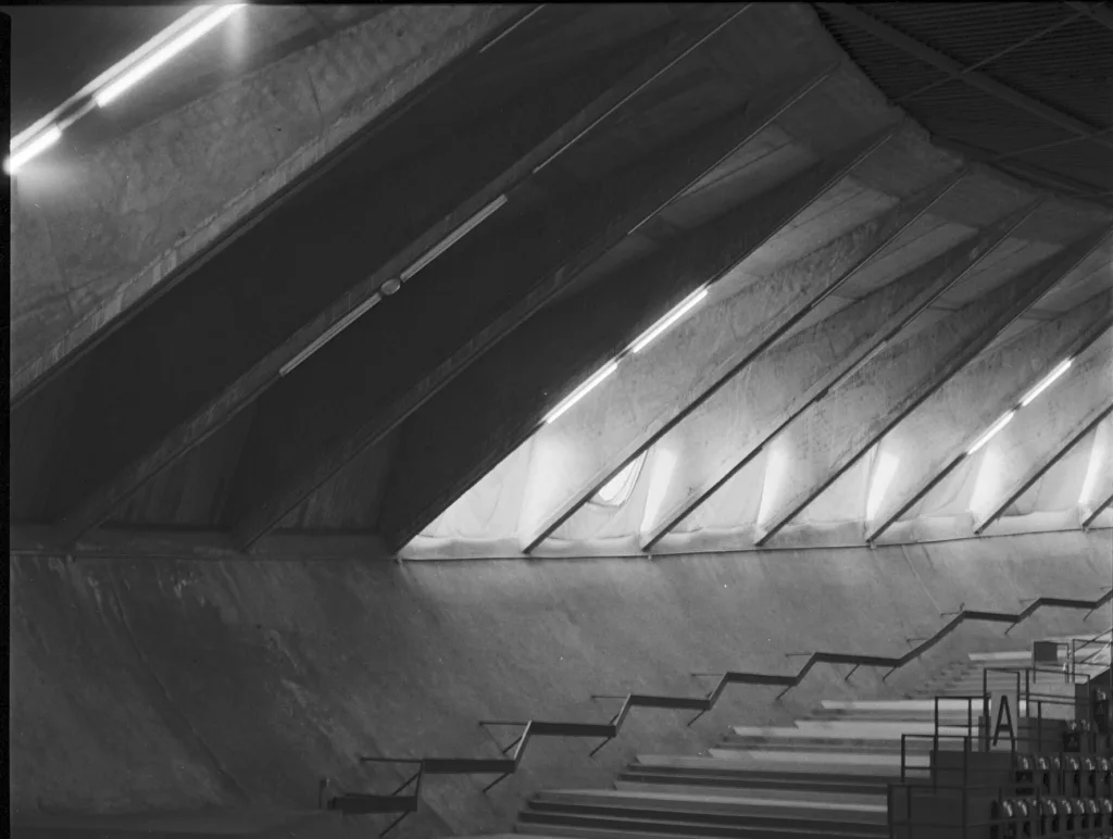 Photographie noir et blanc de l'intérieur de la Soucoupe, le palais des Sports de Saint-Nazaire.