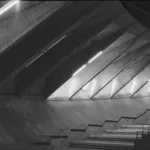 Photographie noir et blanc de l'intérieur de la Soucoupe, le palais des Sports de Saint-Nazaire.