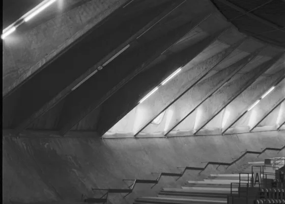 Photographie noir et blanc de l'intérieur de la Soucoupe, le palais des Sports de Saint-Nazaire.