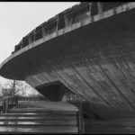Photographie noir et blanc de l'extérieur de la Soucoupe, le palais des Sports de Saint-Nazaire.