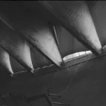 Photographie noir et blanc de l'intérieur de la Soucoupe, le palais des Sports de Saint-Nazaire.