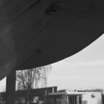 Photographie noir et blanc de l'extérieur de la Soucoupe, le palais des Sports de Saint-Nazaire.