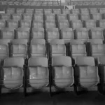 Photographie noir et blanc de l'intérieur de la Soucoupe, le palais des Sports de Saint-Nazaire.