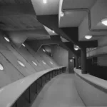 Photographie noir et blanc de l'intérieur de la Soucoupe, le palais des Sports de Saint-Nazaire.