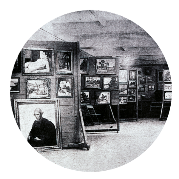 Détail d'une carte postale en noir et blanc d'une exposition de tableau du groupe artistique de Saint-Nazaire