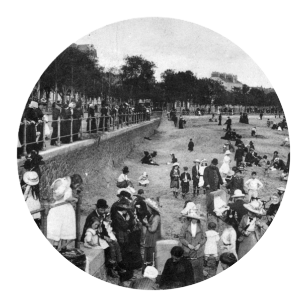 Détail d'une carte postale en noir et blanc montrant un rassemblement de personnes sur le boulevard de l'Océan et sur la plage du Petit Traict à Saint-Nazaire.