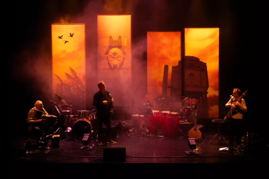 Photographie du spectacle "ROUGE. Mémoire d'un fleuve" produit par Tam Tam Production.