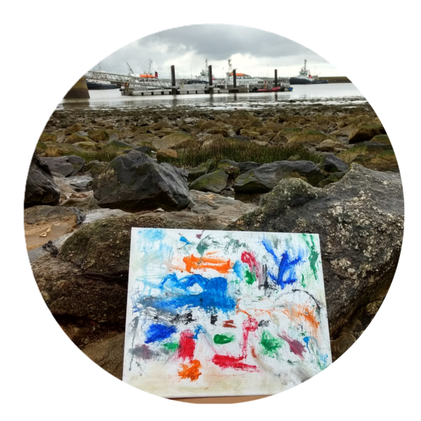 Photographie d'un tableau réalisé par un groupe de scolaire posé sur les rochers face au quai de la jetée ouest.