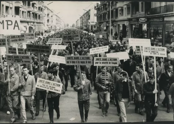 Photographe : inconnu. Collection Archives de Saint-Nazaire, 12Fi3657. Photographie en noir et blanc d'un défilé de manifestants lors des grèves des ouvriers du chantier de Penhoët et des métallos en 1955
