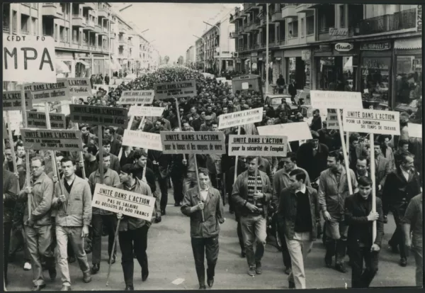 Photographe : inconnu. Collection Archives de Saint-Nazaire, 12Fi3657. Photographie en noir et blanc d'un défilé de manifestants lors des grèves des ouvriers du chantier de Penhoët et des métallos en 1955