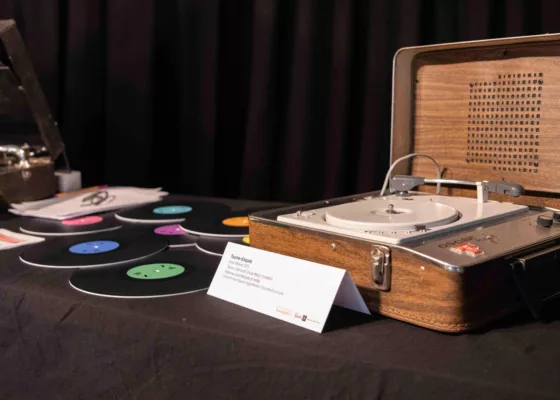 Photographie d'un tourne-disques et de vinyles utilisés pour la visite-flash "Les Nazairiens s'expriment en chansons" lors des Journées européennes du patrimoine 2025 à l'Écomusée