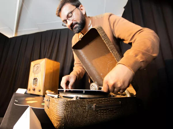 Photographe : Chloé Demora. Saint-Nazaire Agglomération Tourisme Médiations "l'histoire en chansons" à l'Écomusée pendant la Nuit des musées 2025