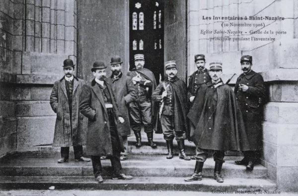 Archives de Saint-Nazaire. Collection A. Trimaud, 80NUM Carte postale de la garde de la porte principale de l'église de Saint-Nazaire pendant l'inventaire, le 30 novembre 1906