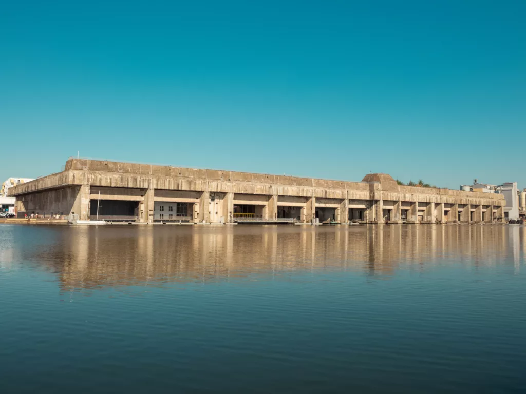 Photographie de la base sous-marine de Saint-Nazaire.