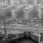 Photographie en noir et blanc de la construction de la base sous-marine de Saint-Nazaire en 1942