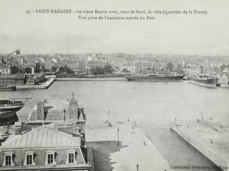 Carte postale en noir et blanc représentant la darse du bassin de Saint-Nazaire, photographiée depuis l'entrée Est du port.