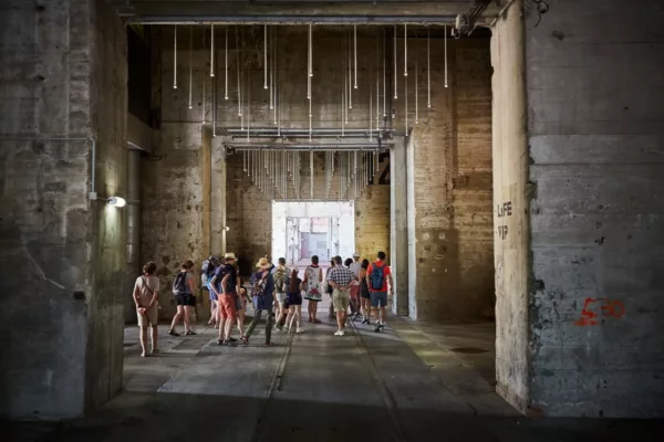 Photographie d'un groupe de personnes lors d'une visite guidée à l'intérieur de la base sous-marine