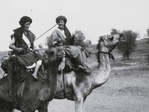 Odette du Puigaudeau et Marion Sénones à dos de dromadaire lors d’une mission au Sahara.