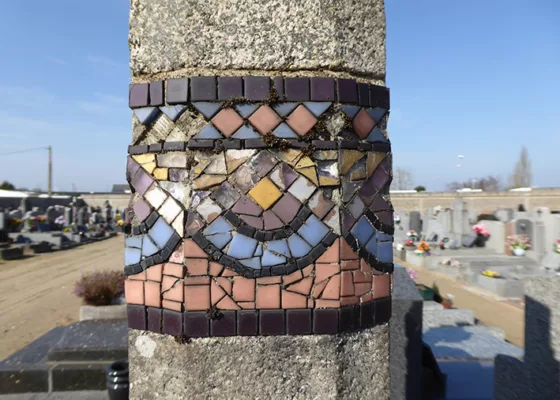 Mosaïque aux motifs géométriques colorés sur une colonne dans le cimetière de Méan-Penhoët à Saint-Nazaire.
