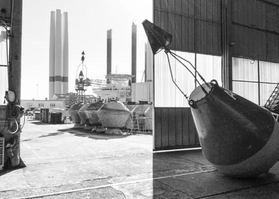 Grande bouée métallique dans l’atelier des Phares et Balises du port de Saint-Nazaire.