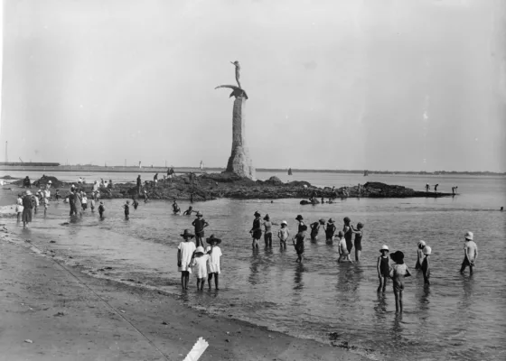 Photographe : inconnu. Éditeur : F. Chapeau. Collection Saint-Nazaire Agglomération Tourisme - Écomusée. Positif d'une plaque de verre représentant des baigneurs sur la plage du Grand Traict et le monument américain à Saint-Nazaire