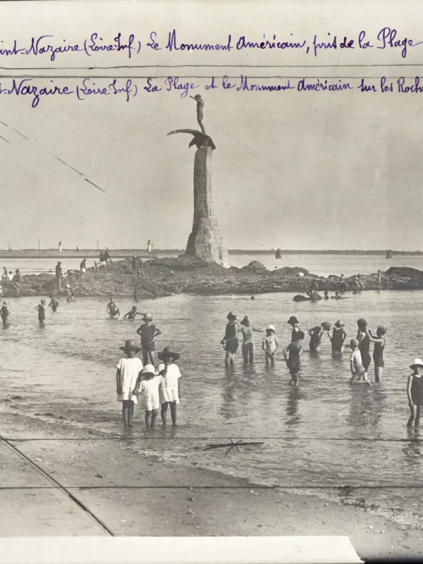 Tirage photographique de la plage de baigneurs devant le monument américain sur la plage du Grand Traict à Saint-Nazaire, annoté par François Chapeau